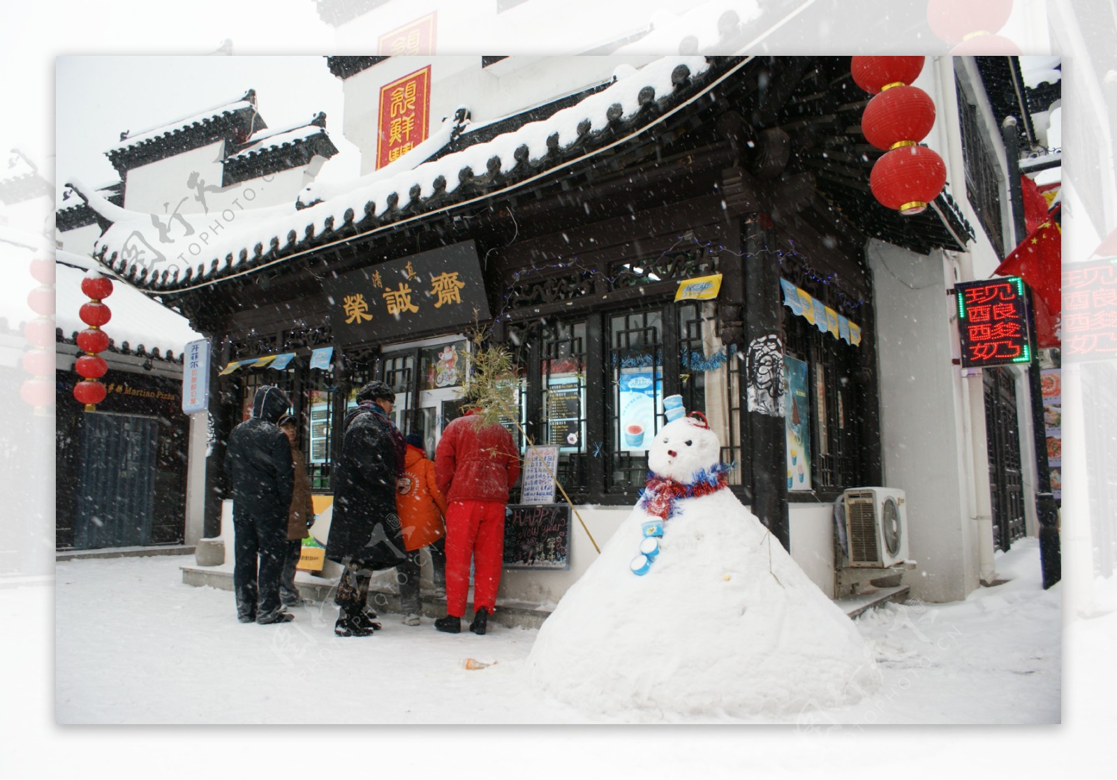 江南风情街雪景图片