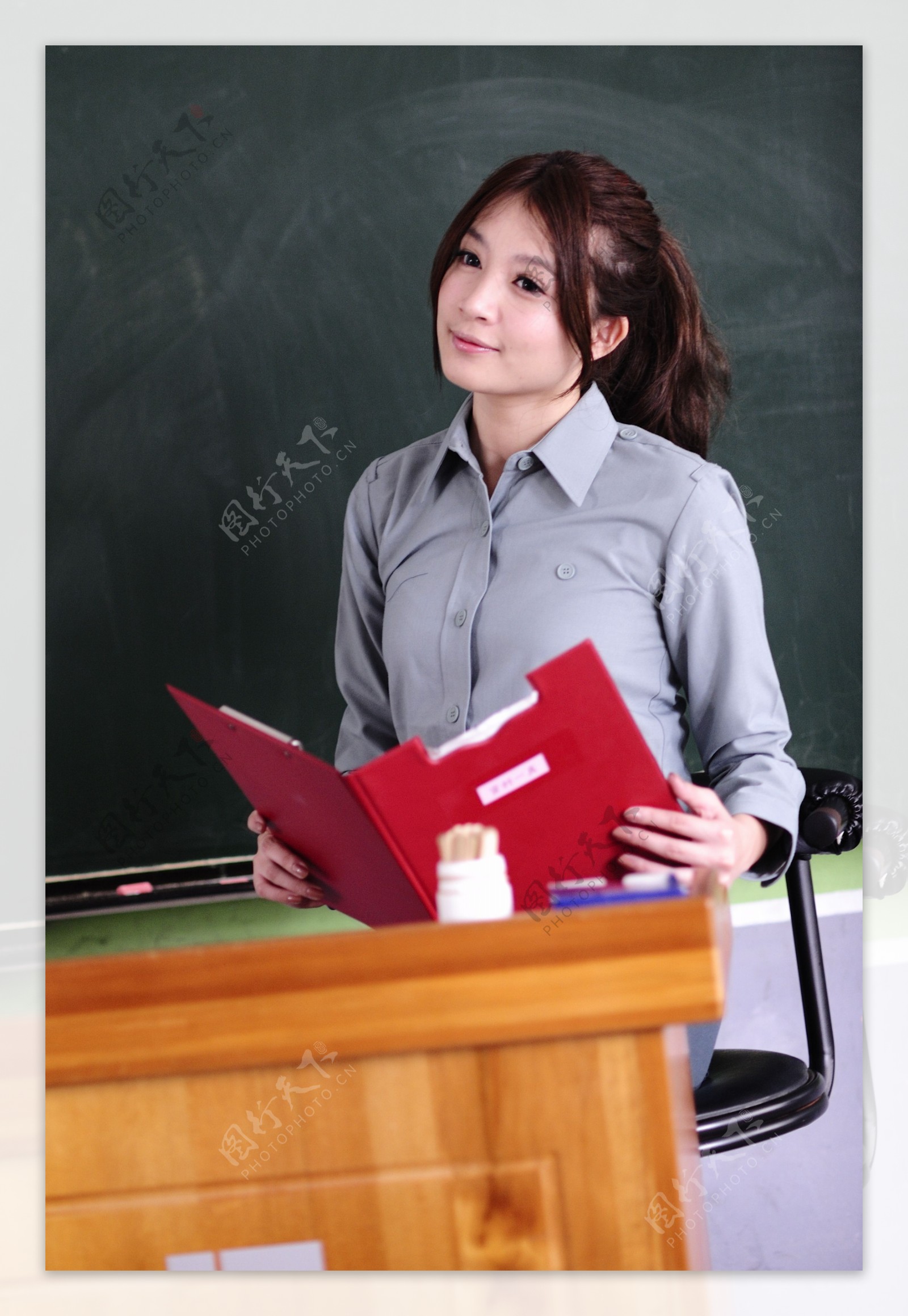 美女教师动漫壁纸 -桌面天下（Desktx.com）