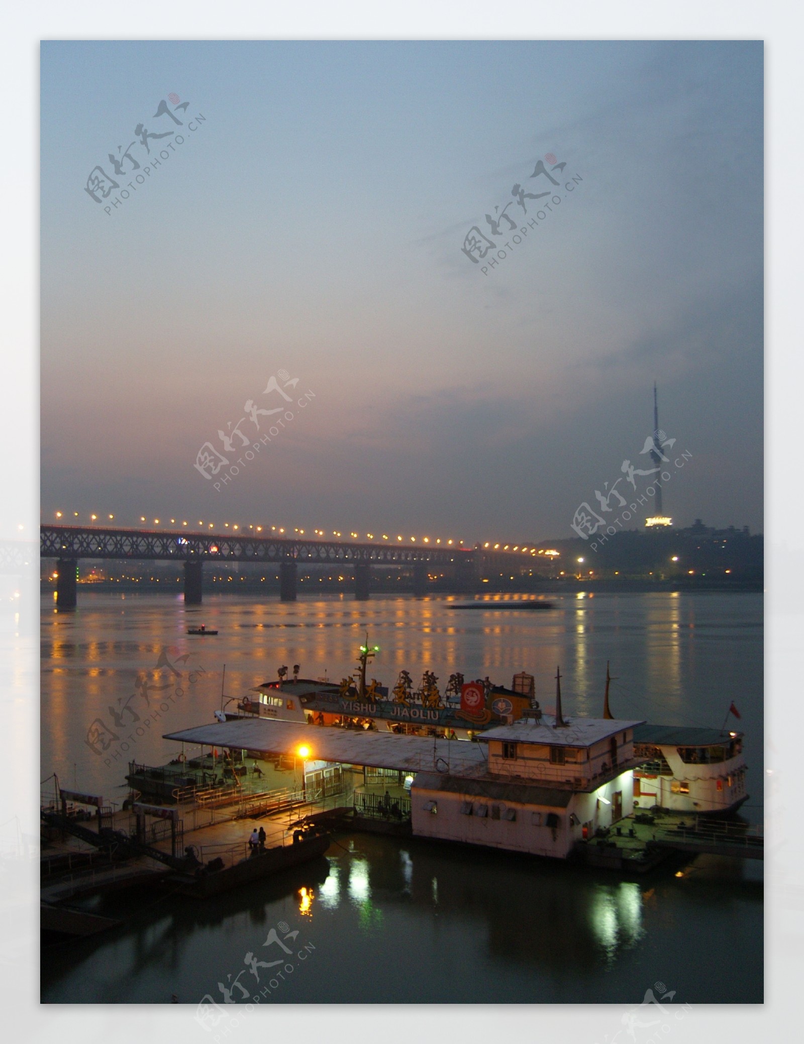 武昌江滩轮渡图片