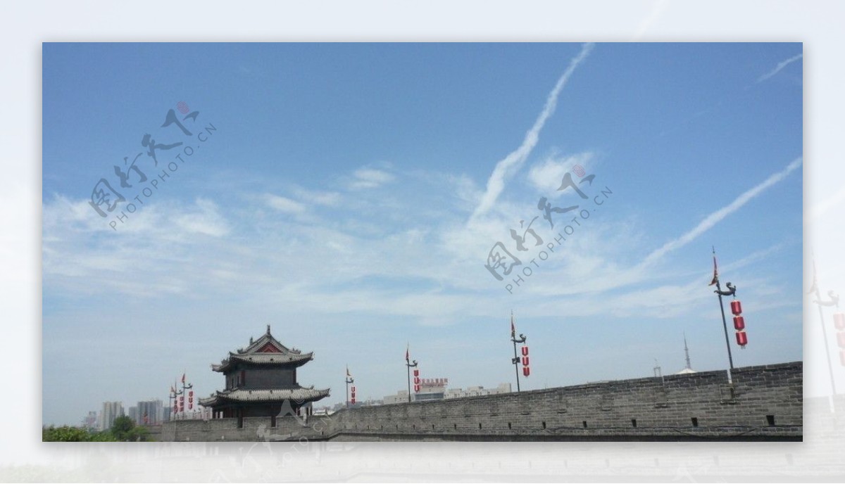 西安城墙上的蓝天图片