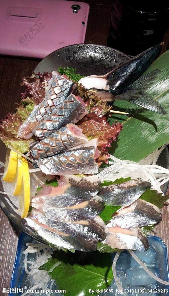 秋刀鱼寿司刺身图片