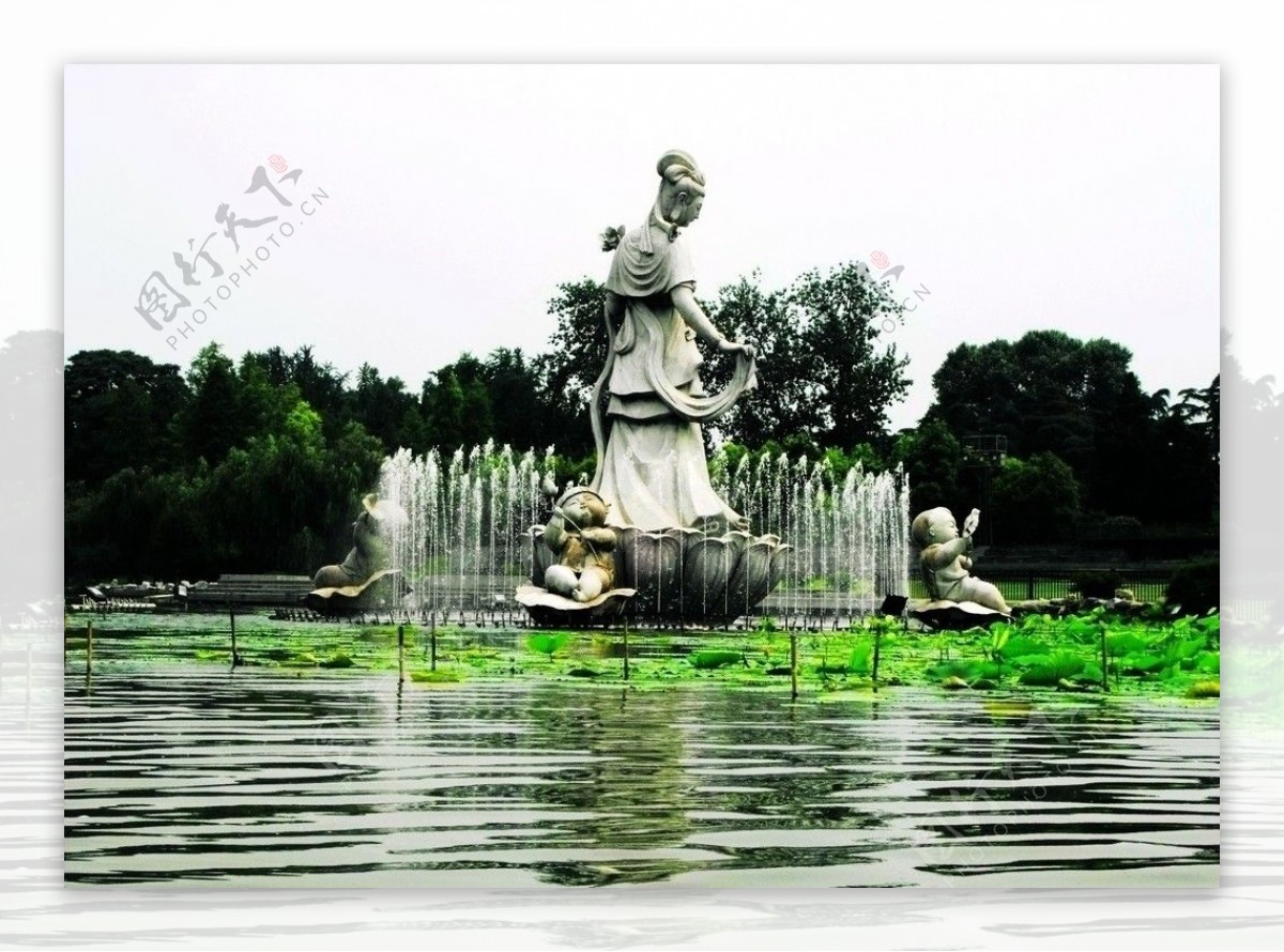 湖中雕像图片