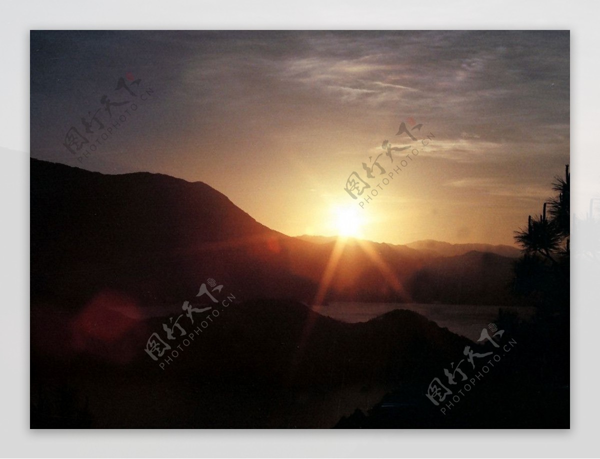 大山的日落图片