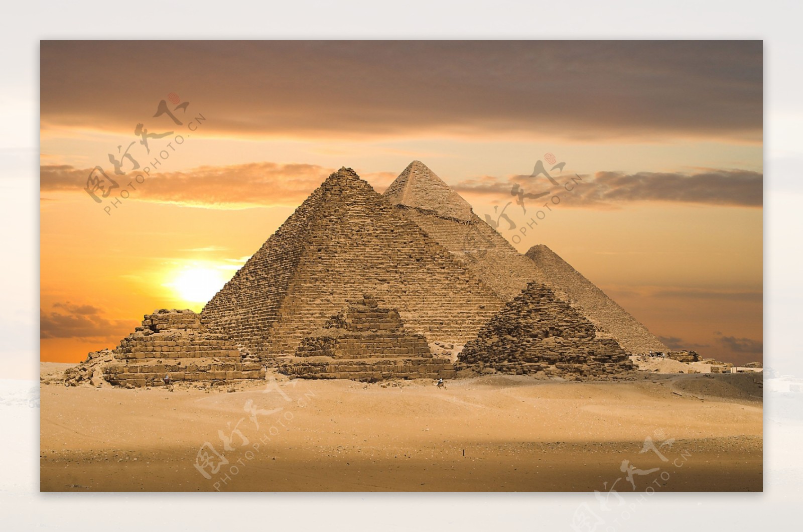 黄沙斜阳金字塔图片