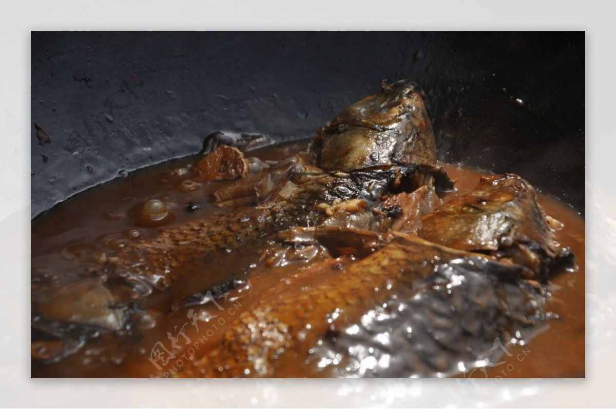 传统铁锅炖鱼图片