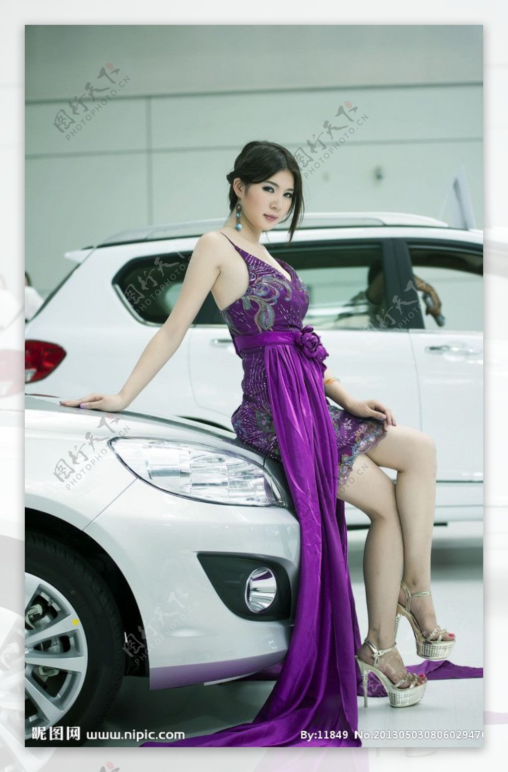 紫色诱惑美女车模图片
