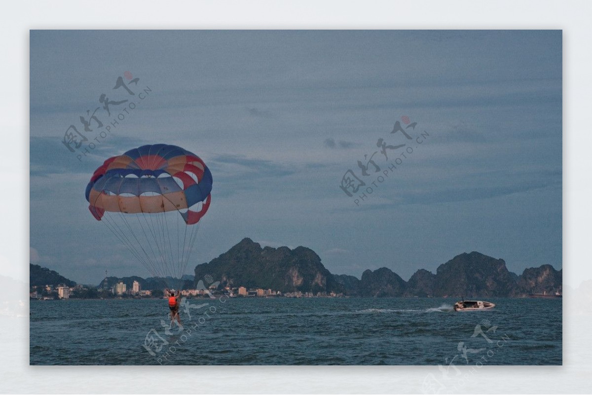 海上滑翔伞图片