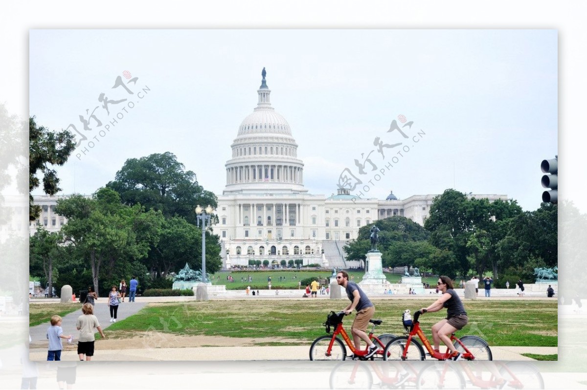 国会门前惬意的骑行者图片