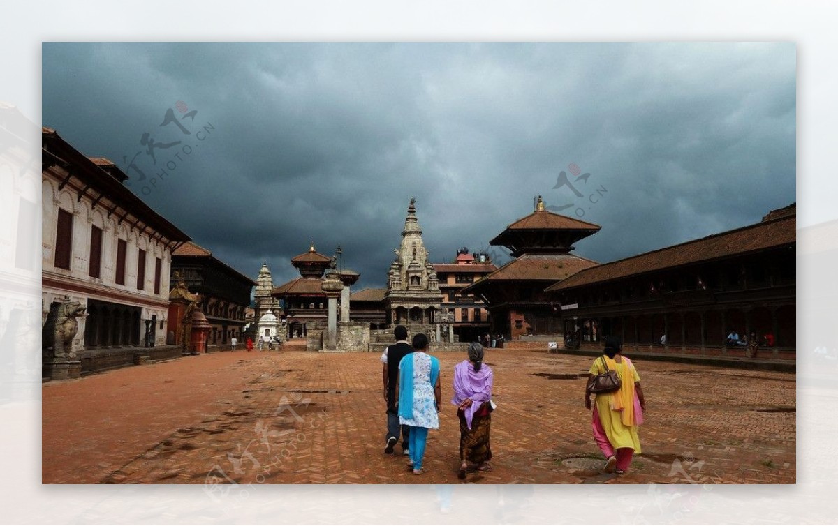 尼泊尔杜巴广场穿沙丽的女人图片