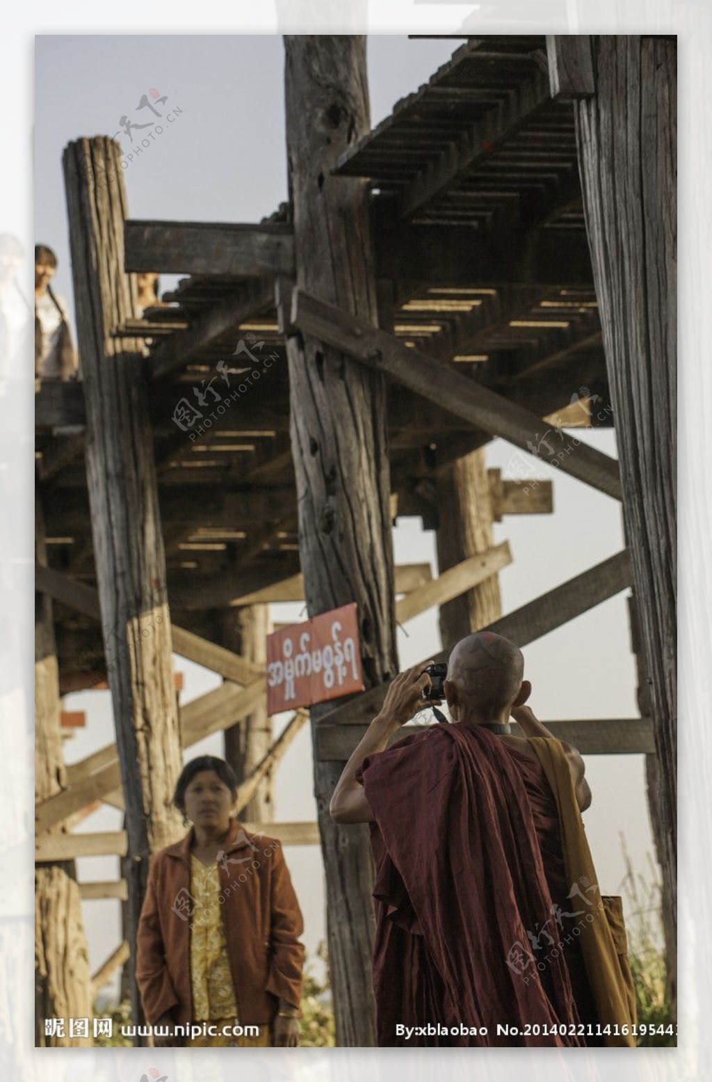 桥下拍照的僧人图片