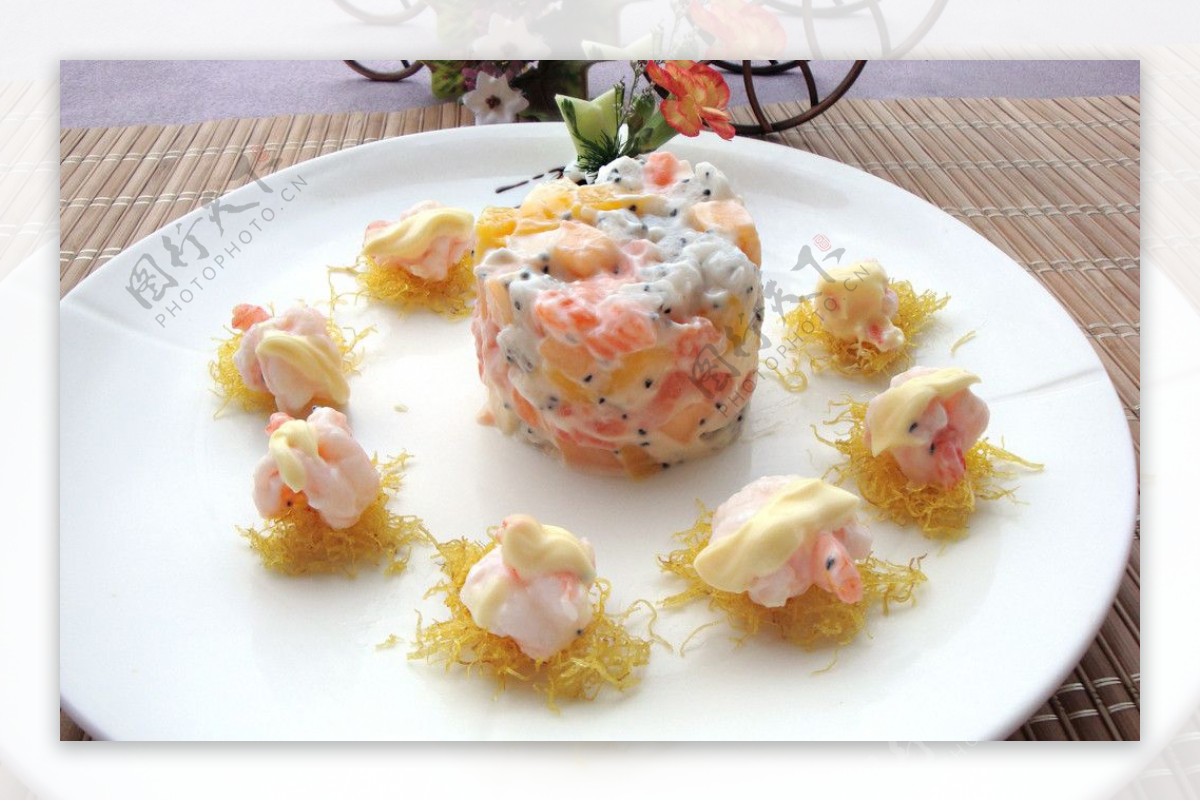 鲜果沙拉三文鱼水晶虾仁图片