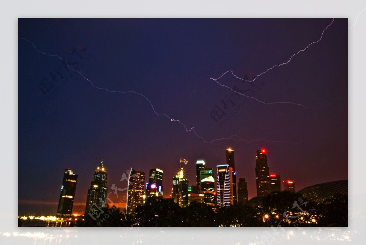 新加坡雷电时城市夜景图片