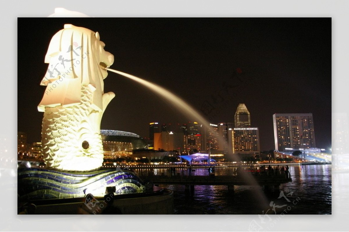 新加坡海滨湾鱼尾狮夜景图片