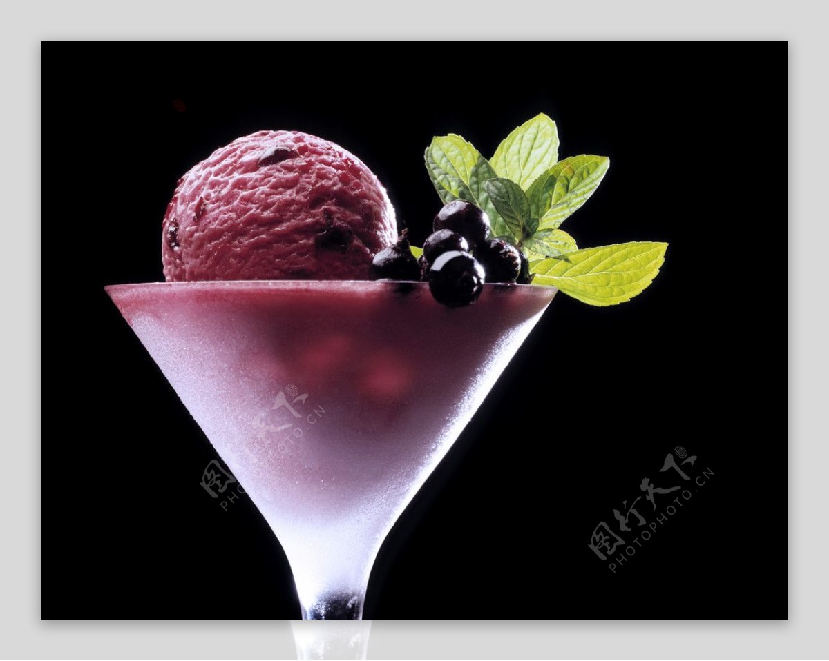 冰淇淋和水果绿叶图片