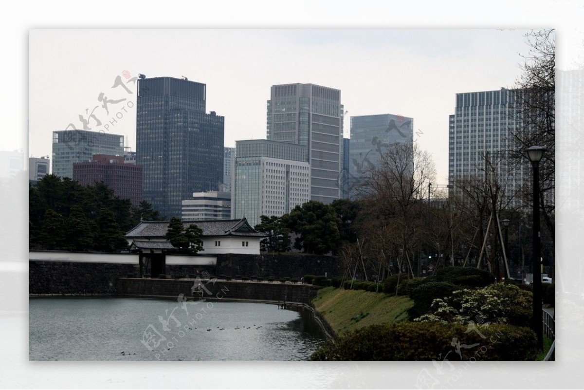 东京现代建筑背景下的皇宫传达室图片