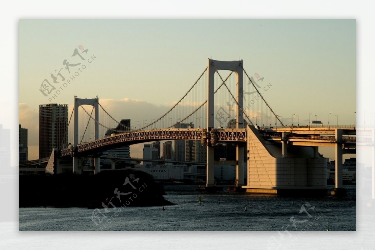 东京彩虹桥的黄昏图片