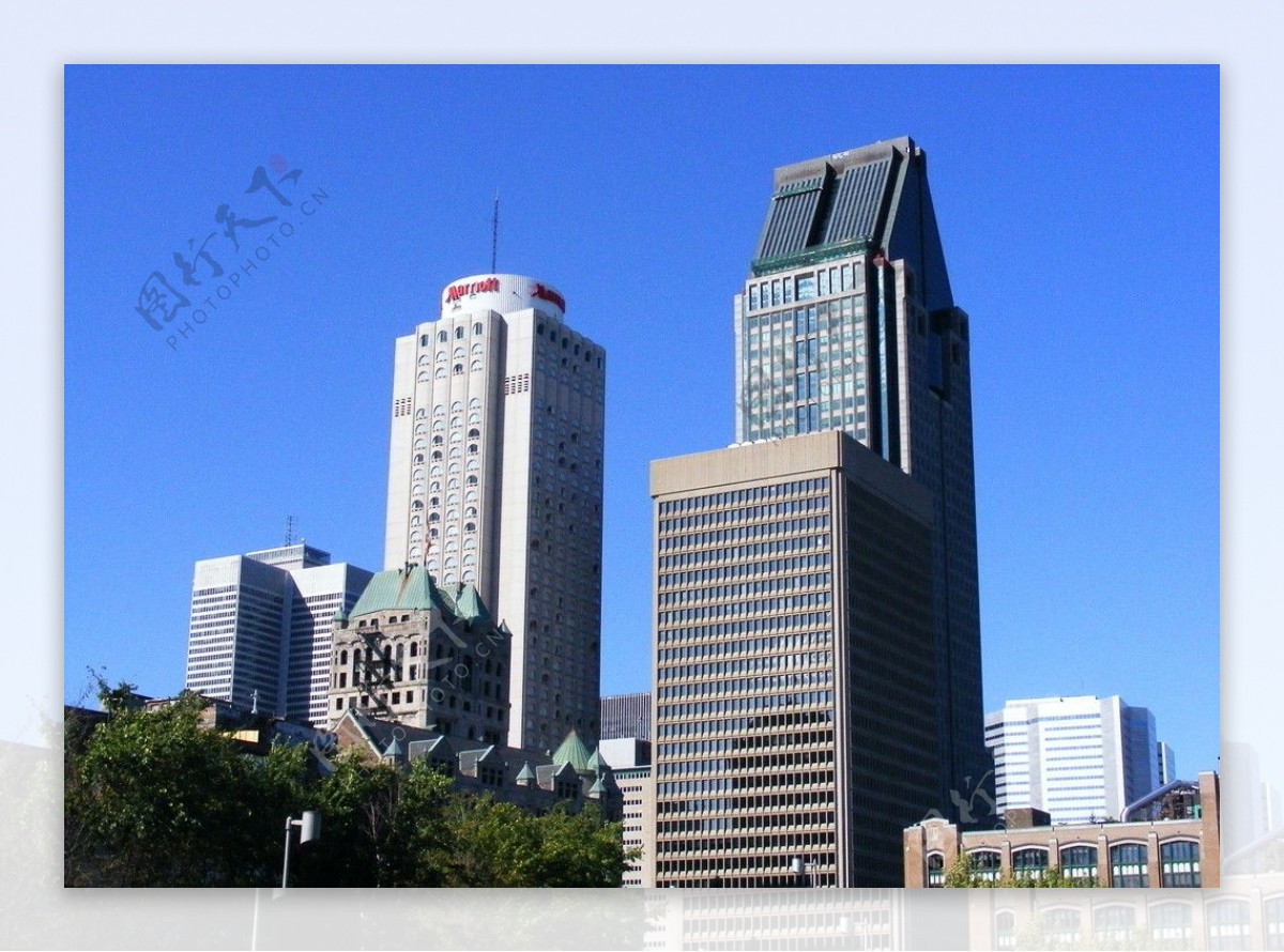 蒙特利尔蓝天下的高楼图片