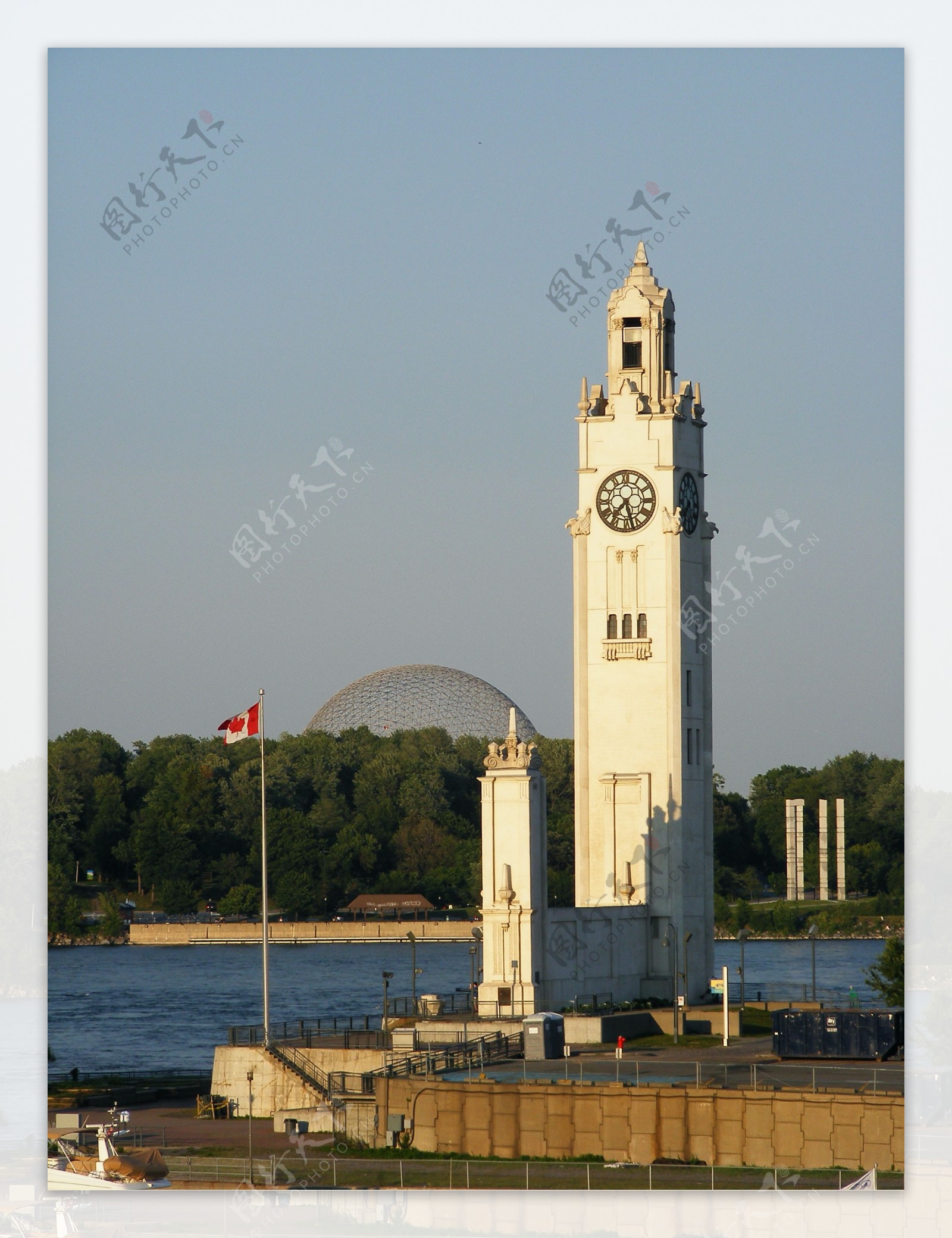 蒙特利尔老港边的钟楼图片