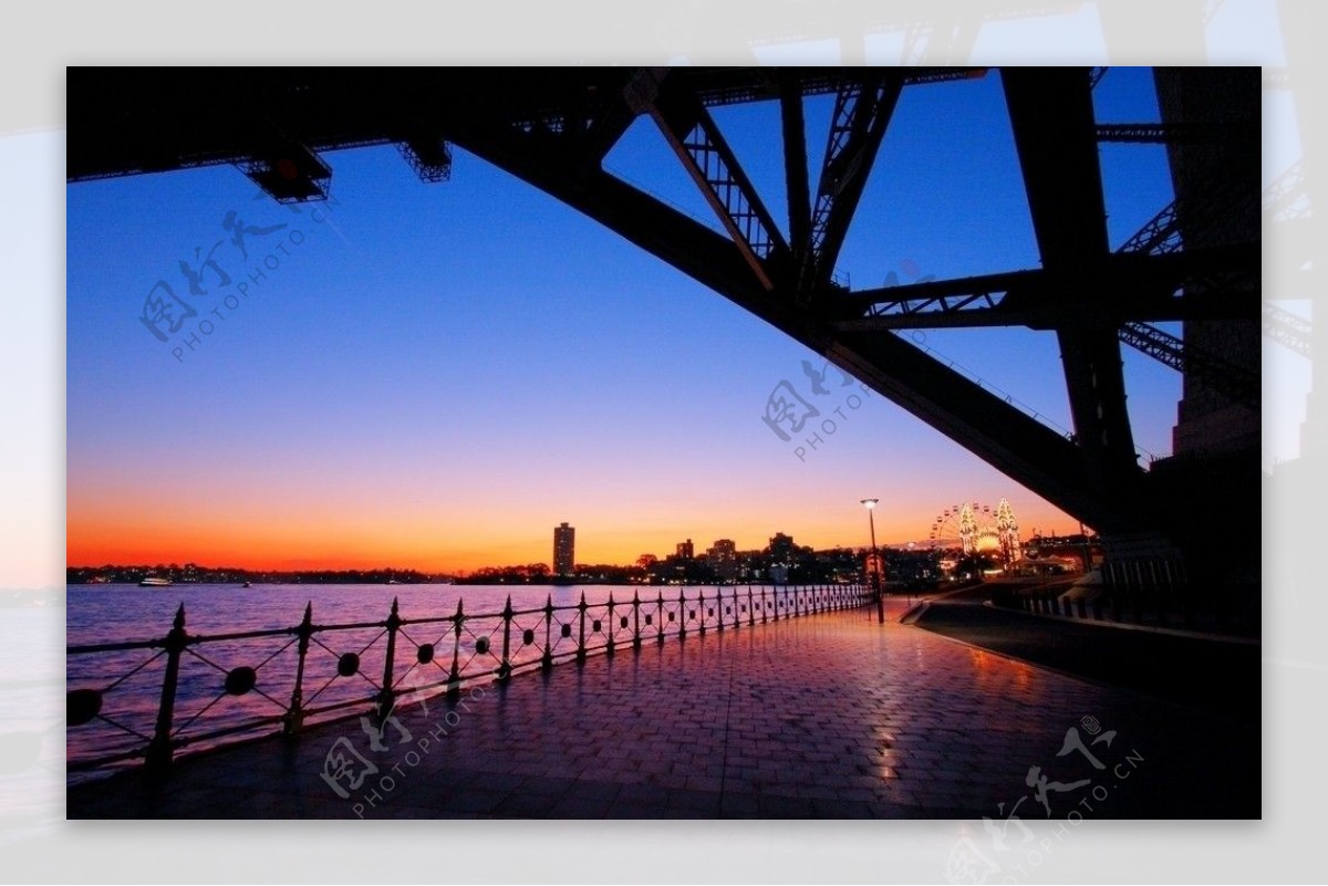 悉尼海港大桥在黄昏照明图片