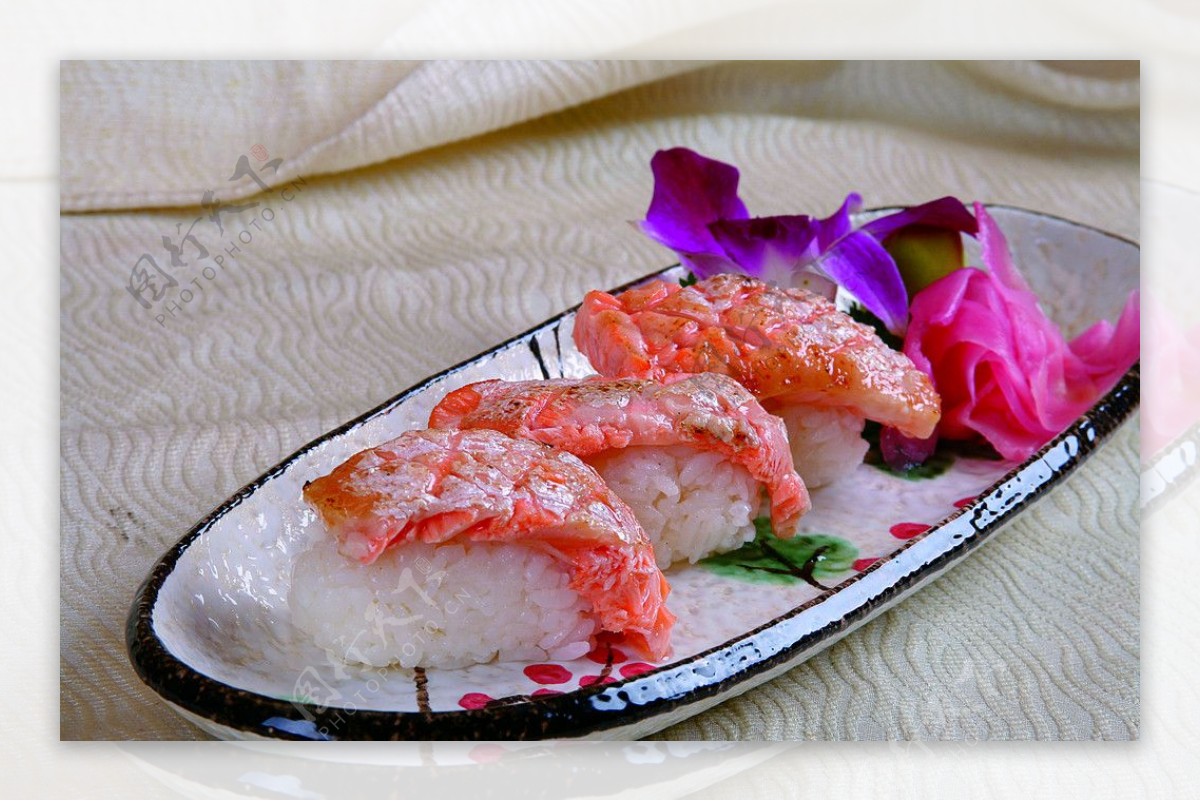 红烧鱼块寿司图片