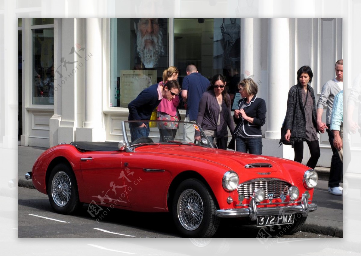 英国伦敦街上的红色跑车图片