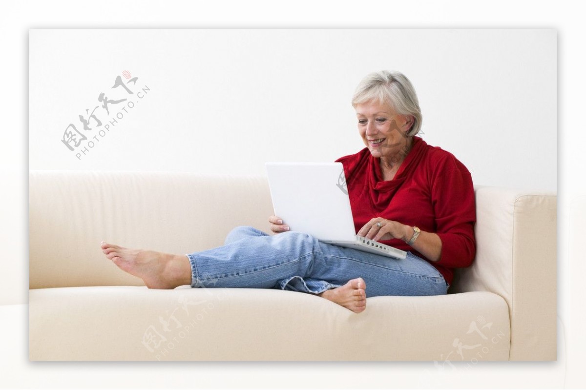 老年妇女玩电脑图片