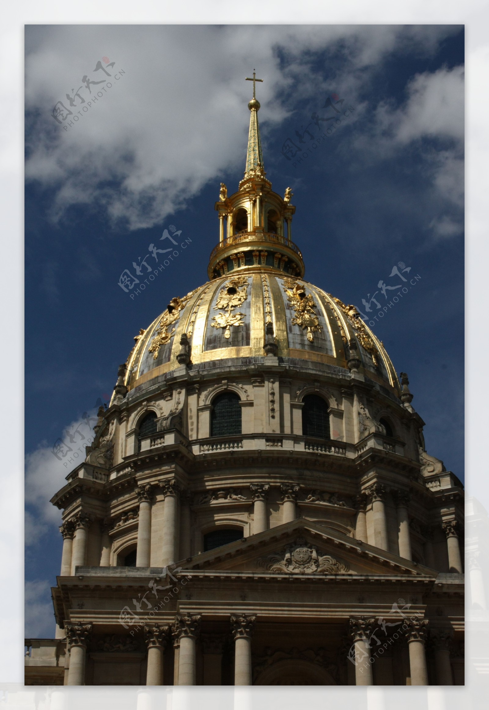 巴黎荣军院拿破仑墓的金顶图片