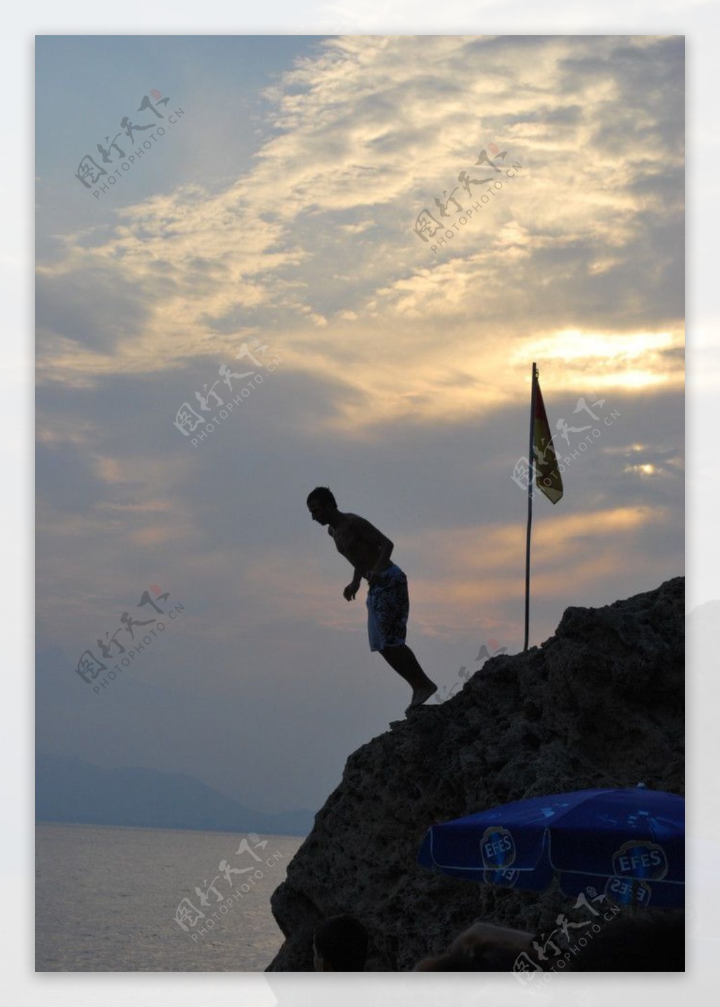 地中海边跳水的男孩图片