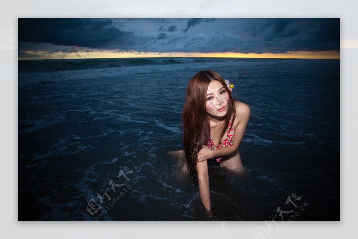 泳装美女海边写真图片