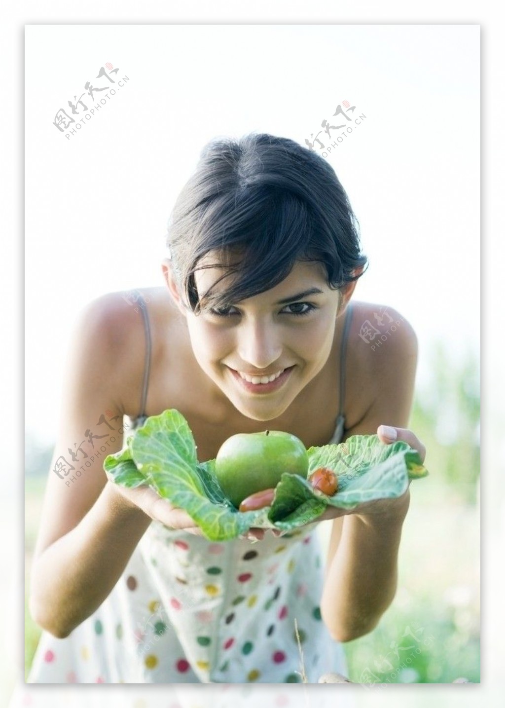 手拿水果的女人图片