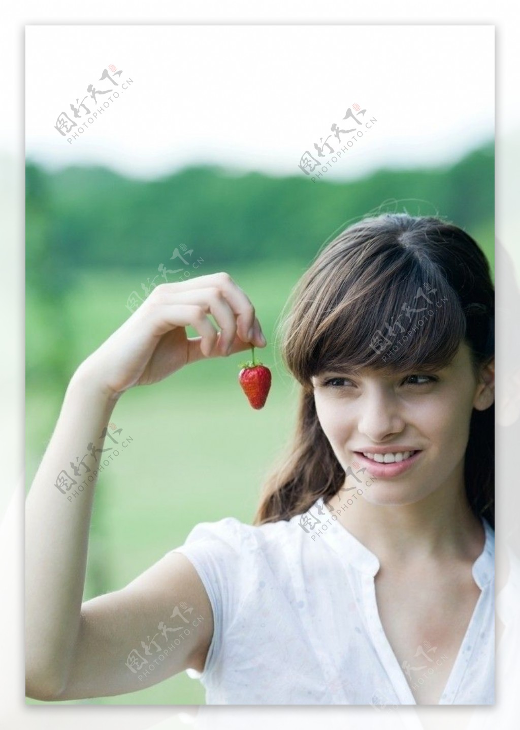 手拿草莓的女孩图片