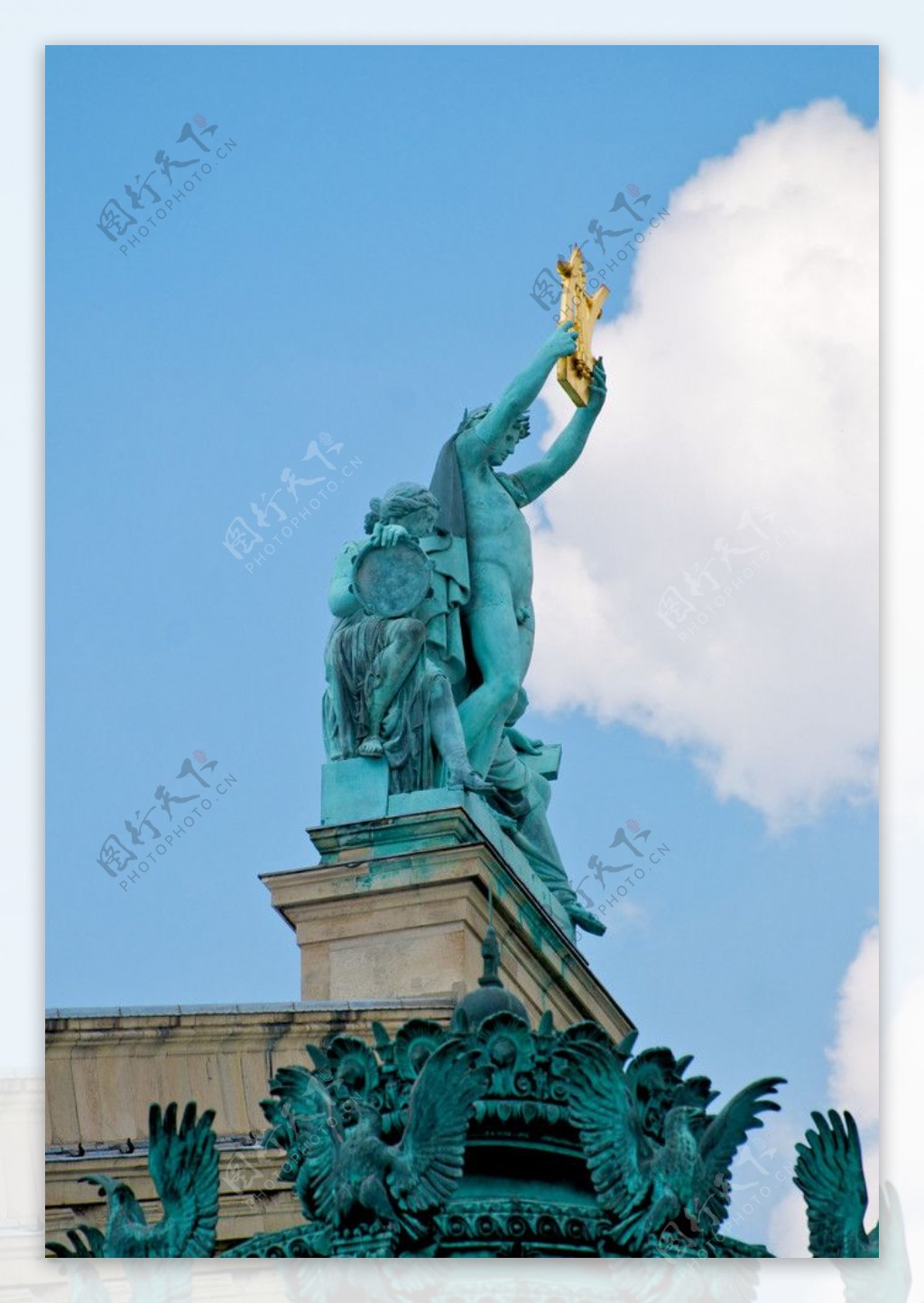 巴黎巴黎歌剧院屋顶的阿波罗雕塑图片