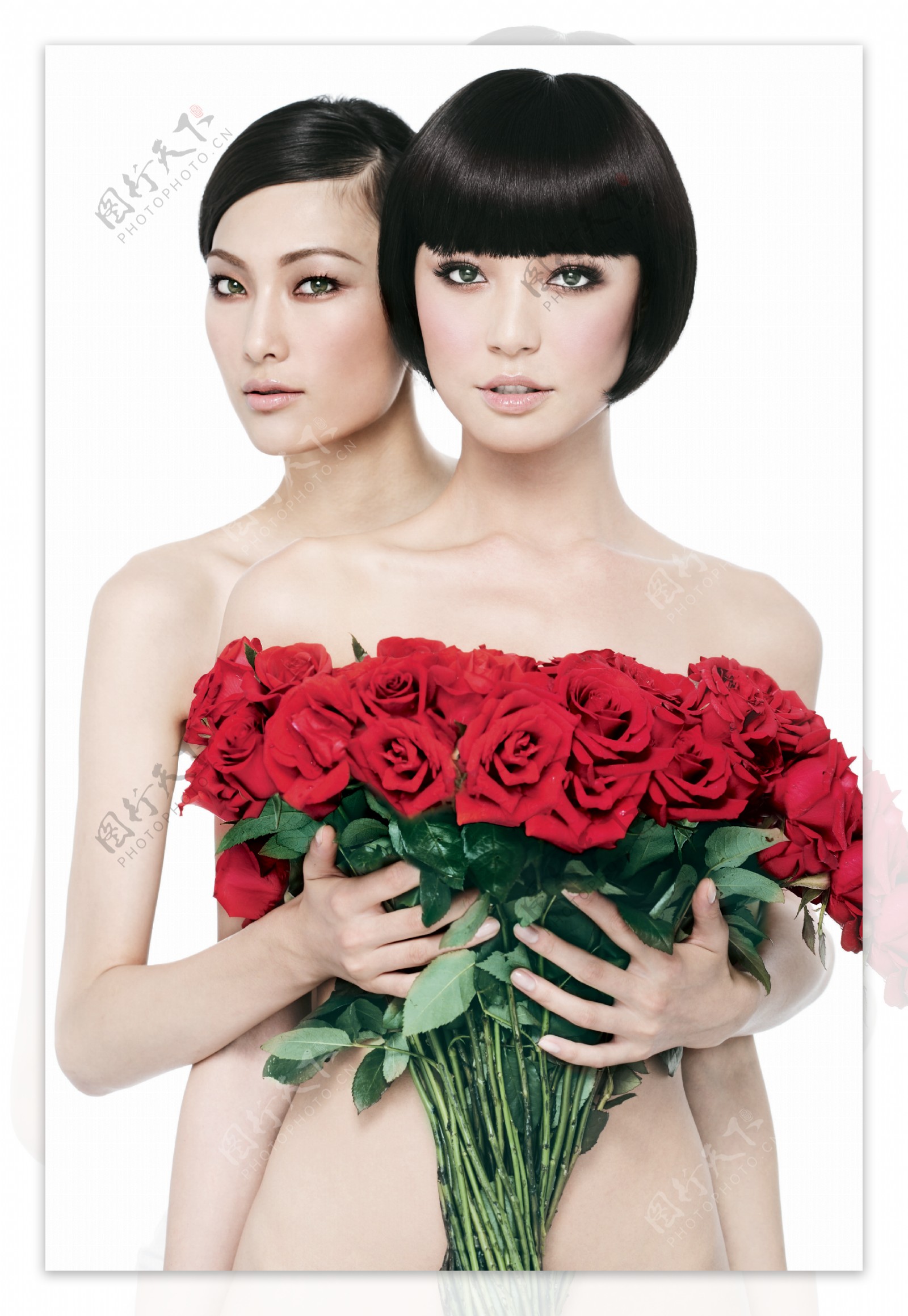 两个女人抱着玫瑰花图片
