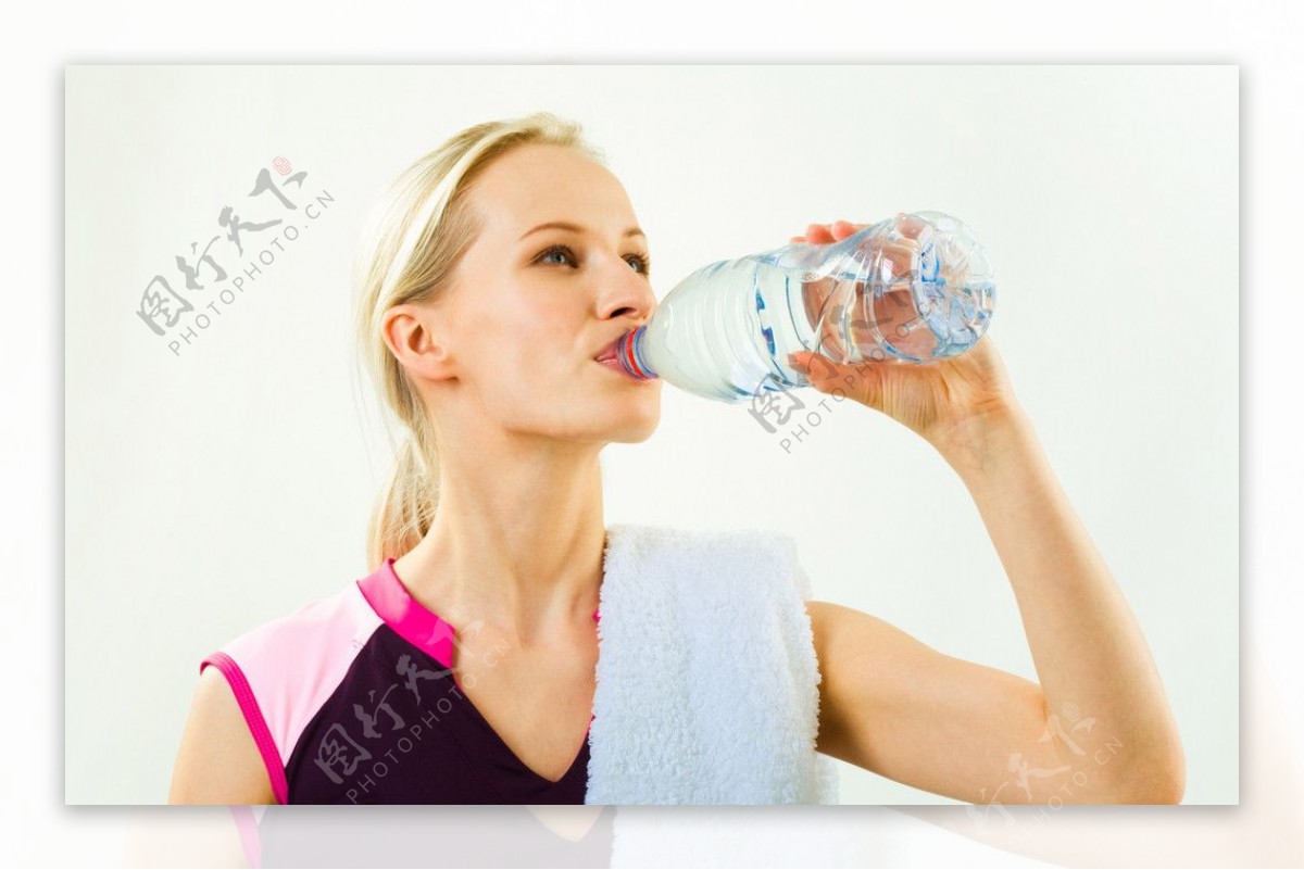 喝水的美女高清图片