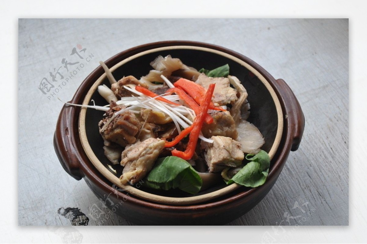 蘑菇鸡块砂锅图片