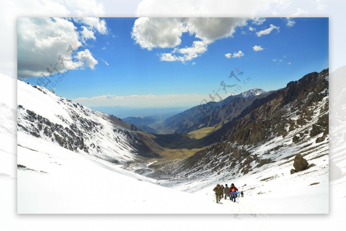 新疆天山夏季博格达峰图片
