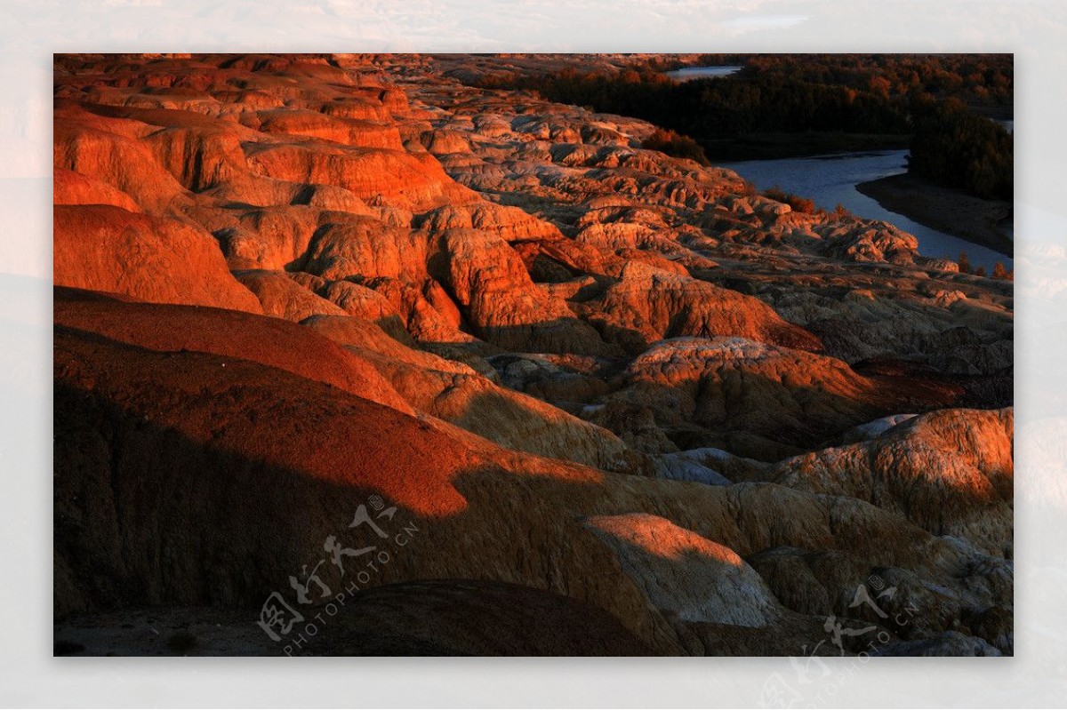 红色岩石图片
