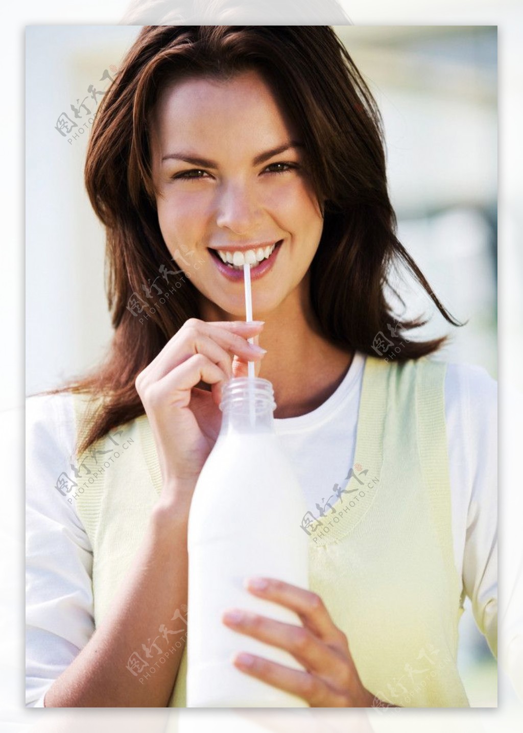 喝牛奶的女性图库素材图片