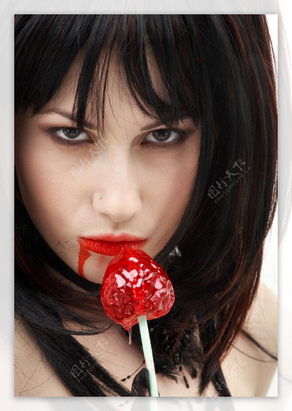吃草莓糖葫芦的气质美女图片