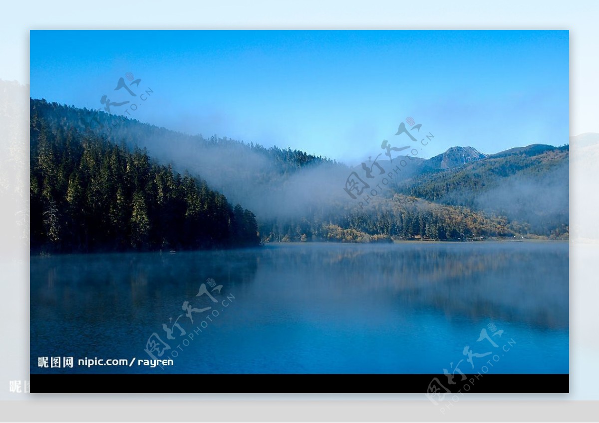 湖面山间的薄雾图片