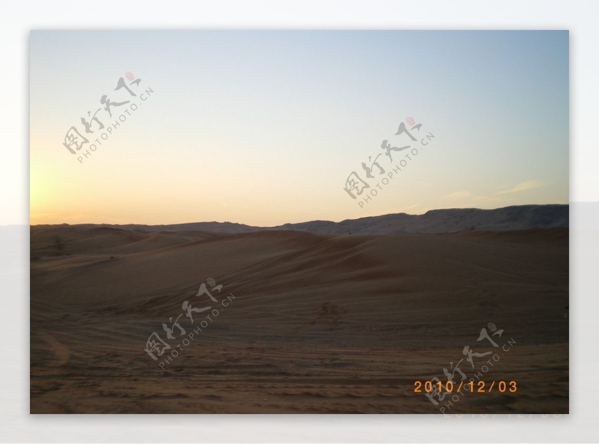 沙漠落日余晖图片