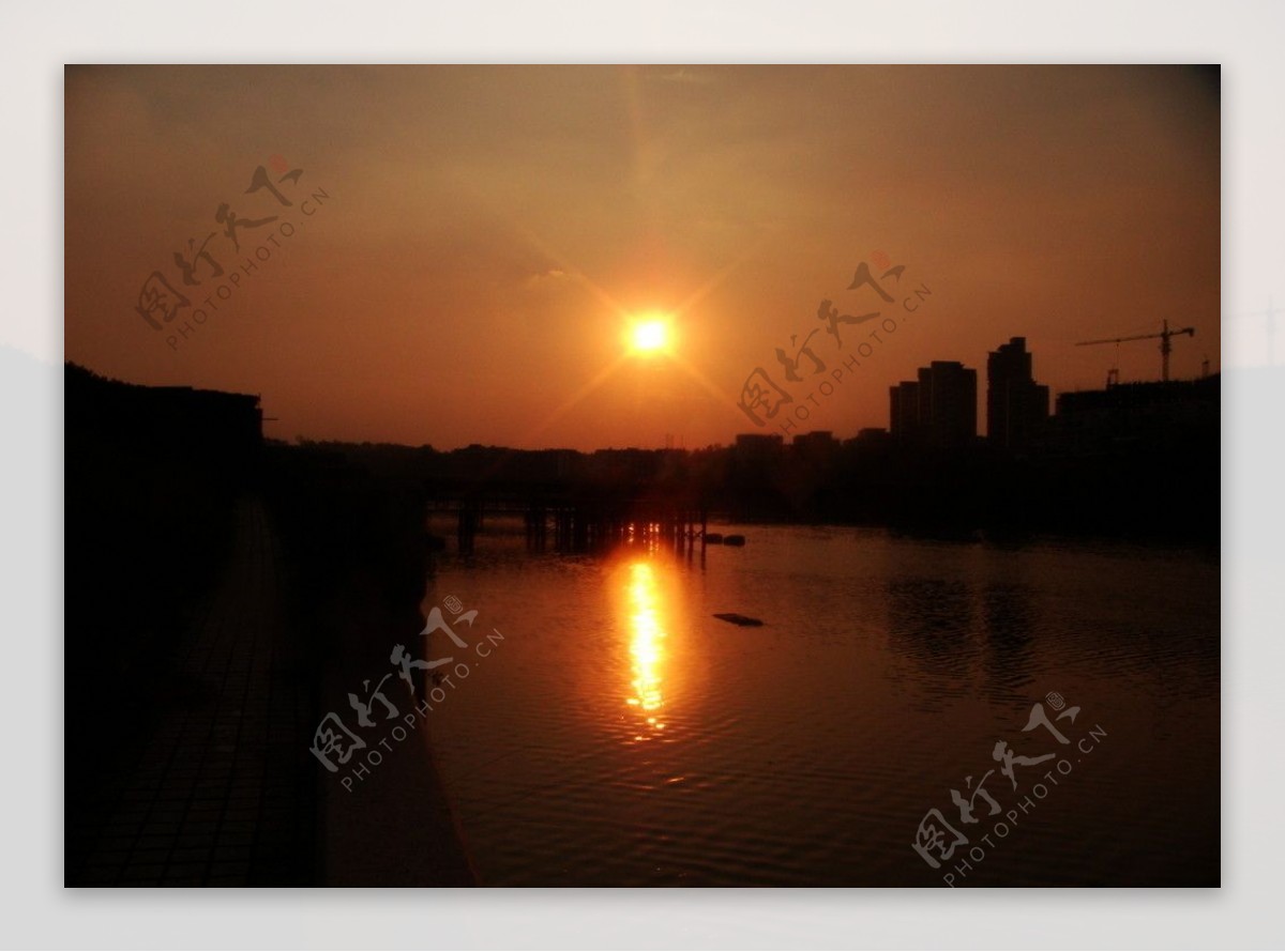 城市的夕阳霞光图片