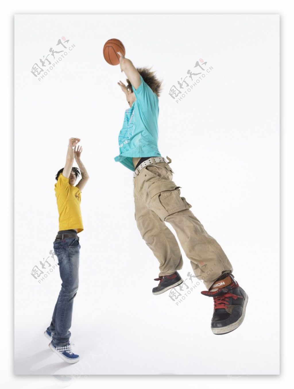 打篮球的大学生图片