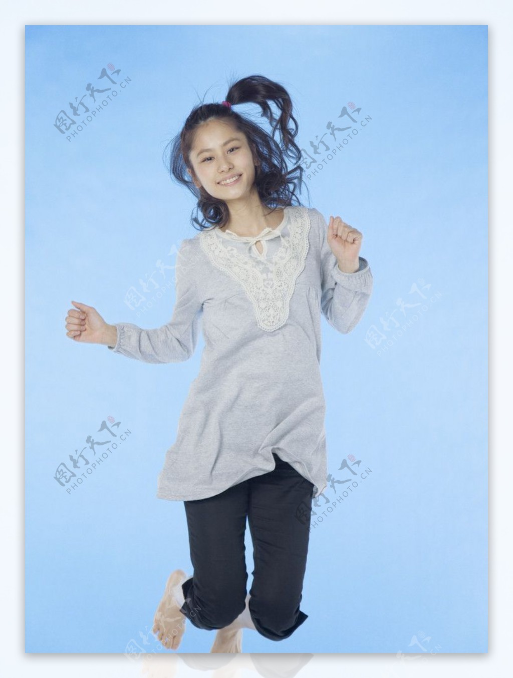 快乐跳跃的女大学生图片