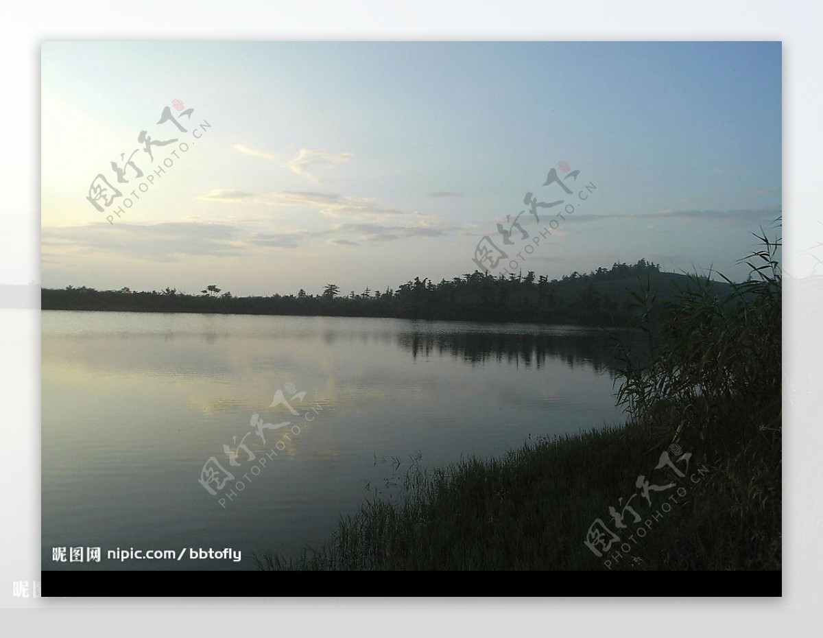 清晨的湖水图片
