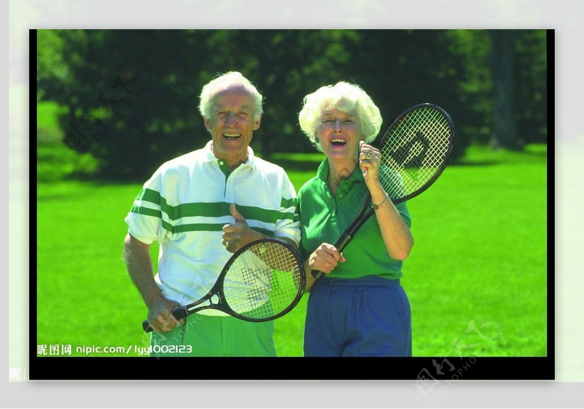 老人网球一家人图片