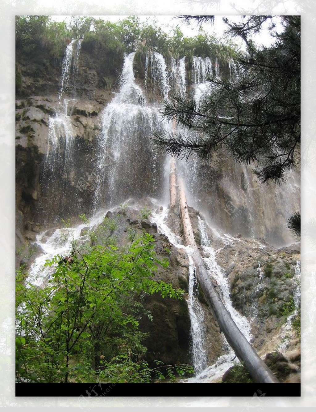 诺日朗瀑布图片