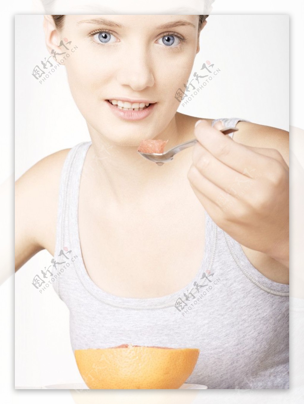 吃水果的女人图片