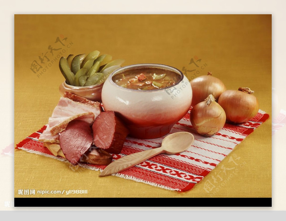 洋葱牛肉汤餐桌图片