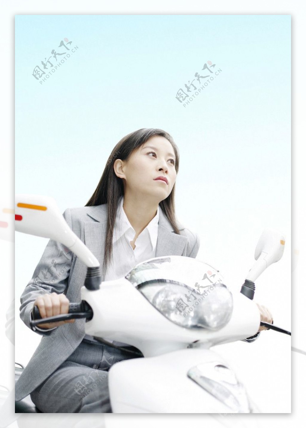 骑电动自行车的商务美女图片